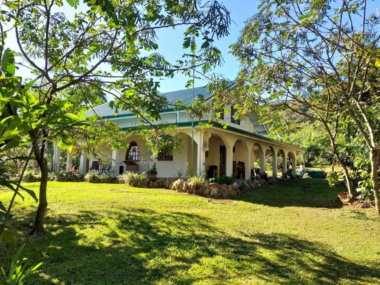Finca Bocas Las Ranas: 8,5 ha con casa mediterránea, laguna y río