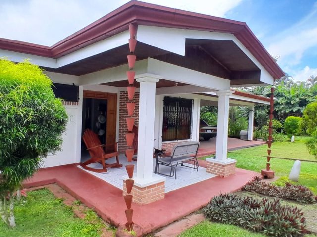 2,5 Hectareas  con Casa de Cemento 4 habitaciones en San Vito