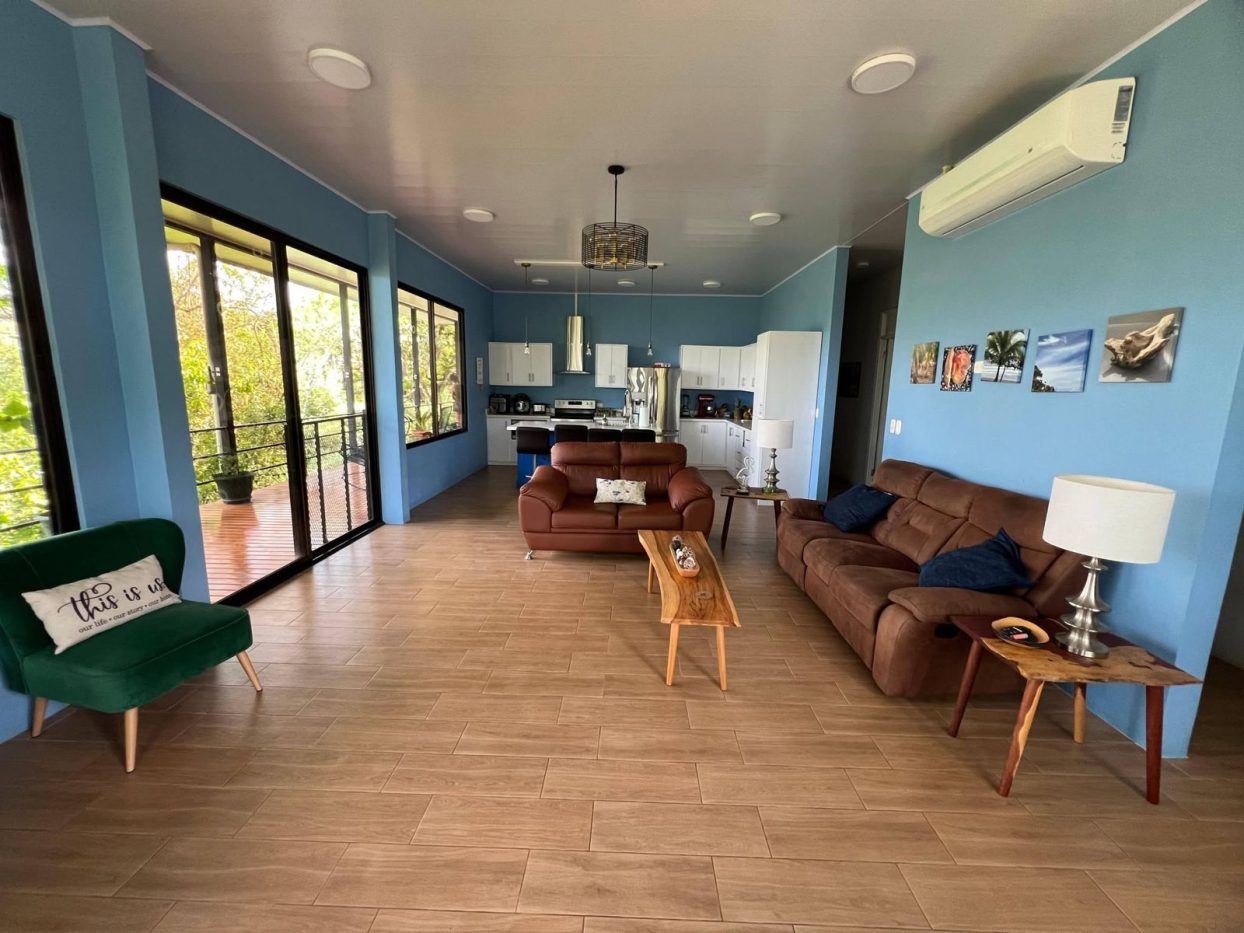 Finca de 7 ha con 2 casas, río y bosque cerca de San Vito