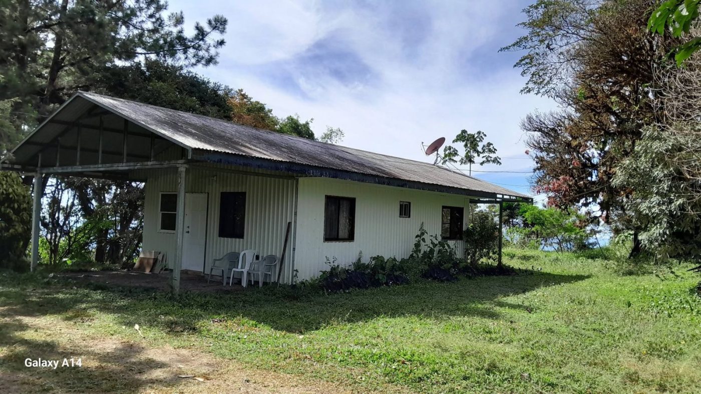 Finca de 21,8 ha con catarata, bodega y 2 casas cerca de Agua Buena