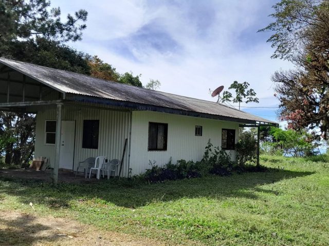 Finca de 21,8 ha con catarata, bodega y 2 casas cerca de Agua Buena
