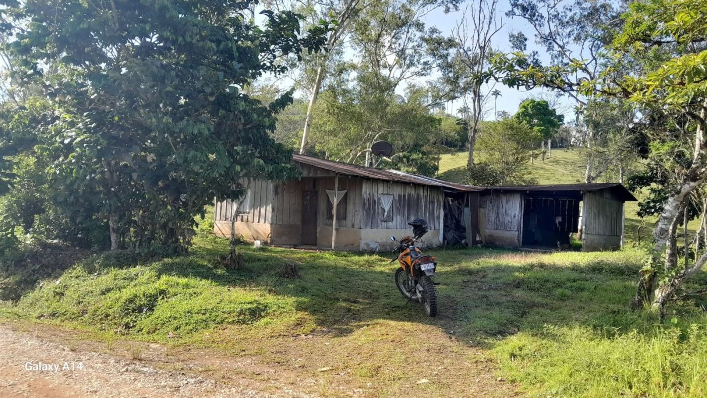 Terreno de 8 acres con quebrada a 8 km de San Vito