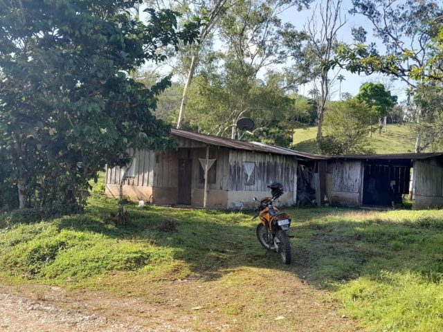 Terreno de 8 acres con quebrada a 8 km de San Vito