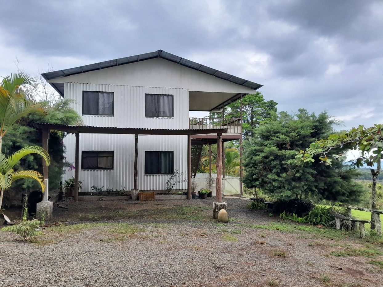 Casa en 2 acres con 70 árboles frutales cerca del PN La Amistad
