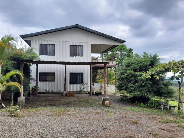 Casa en 2 acres con 70 árboles frutales cerca del PN La Amistad